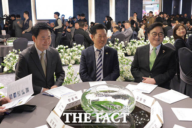 우원식 국회의장과 정청래 더불어민주당 대표, 장동혁 국민의힘 대표(오른쪽부터)가 나란히 앉아 있다,