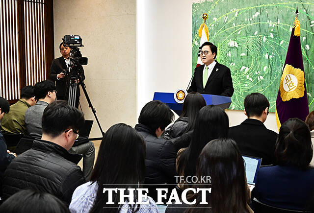 우원식 국회의장이 10일 오전 서울 여의도 국회에서 긴급 기자회견을 열고 개헌과 관련된 발언을 하고 있다. /국회=배정한 기자