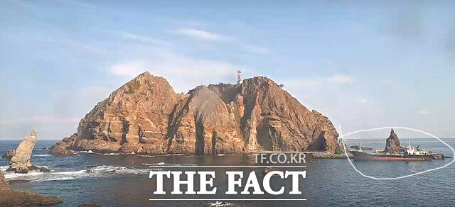 10일 부산에서 출발한 유조선이 독도(동도) 선착장에 접해 5만 ℓ(리터) 유류를 독도경비대에 보급하고 있다. /울릉군청 누리집 갈무리