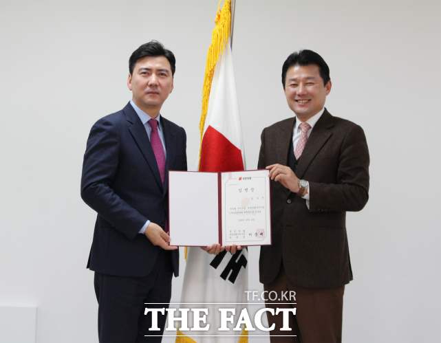 정우진 인재영입위원장과 이준배 시당위원장이 기념촬영을 하고 있다. /국민의힘 세종시당