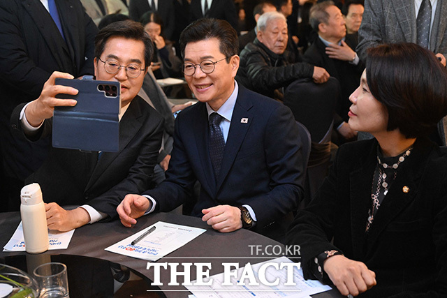 김동연 경기지사와 정원오 더불어민주당 서울시장 예비후보, 한정애 더불어민주당 의원(왼쪽부터)이 휴대폰으로 사진을 찍고 있다.