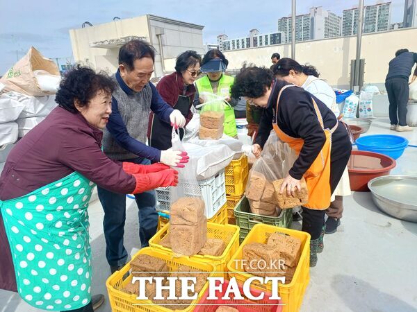 대전시 서구 변동 주민자치회가 전통 식문화를 계승하고 세대 간 소통을 확대하기 위해 9일 세대가 함께하는 전통 장 담그기 사업’을 추진하고 있다. /대전시 서구
