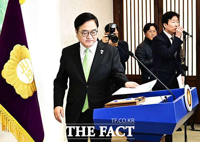 우원식 국회의장이 10일 오전 서울 여의도 국회에서 긴급 기자회견을 열고 개헌과 관련된 발언을 하고 있다. /국회=배정한 기자