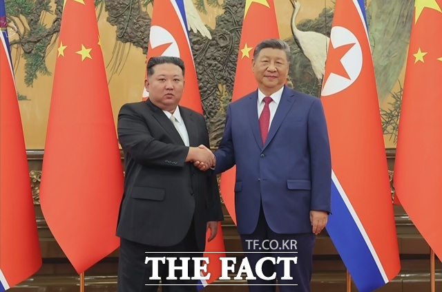 김정은 북한 국무위원장(왼쪽)이 조선노동당 총비서 재추대를 축하한 시진핑 중국 국가주석에게 사의를 표했다. 사진은 지난해 9월 4일 김 위원장이 중국 베이징 인민대회당에서 시 주석과 북중정상회담을 했던 모습. /뉴시스