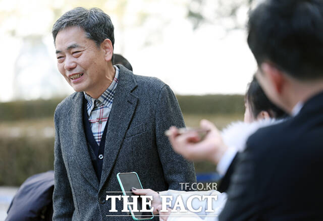 법원이 이른바 '50억 퇴직금 의혹'으로 1심에서 무죄를 선고받은 곽상도 전 국민의힘 의원 아들 병채 씨의 금융계좌 동결 조치를 해제하도록 결정했다. 곽 전 의원이 지난달 6일 서울 서초구 서울중앙지방법원에서 열린 1심 선고를 마친 뒤 법원을 나서며 웃음짓고 있다. /이새롬 기자