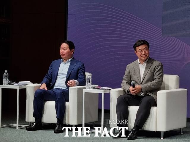 최태원 SK그룹 회장(왼쪽)과 윤호중 행정안전부 장관이 지난 10일 서울 강남구 한국고등교육재단에서 열린 2026 가치와 성장 포럼에서 성장 전략 대담을 진행하고 있다. /이성락 기자