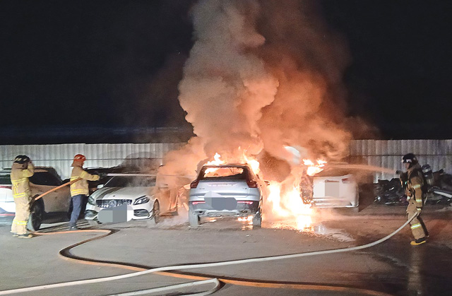 9일 오후 9시 41분쯤 안동시 수하동의 한 자동차 수리 업체에서 화재가 발생했다. /경북소방본부