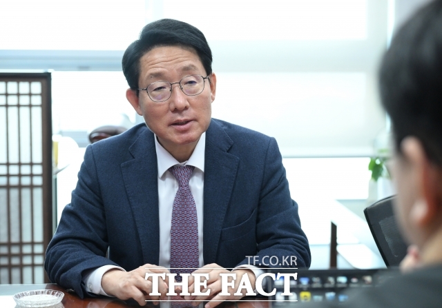 김상훈 국민의힘 의원이 지난 9일 서울 여의도 국회의원회관에서 <더팩트>와 인터뷰를 하고 있다. 김 의원은 가상자산 거래소 대주주 지분 제한 규정을 두고 투자자 보호와 직접적 관련이 없다며 정책 추진 배경에 대해 의문을 제기했다. /국회=박헌우 기자