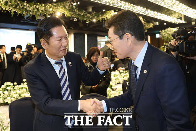 정청래 더불어민주당 대표와 정원오 더불어민주당 서울시장 예비후보가 인사를 나누고 있다.