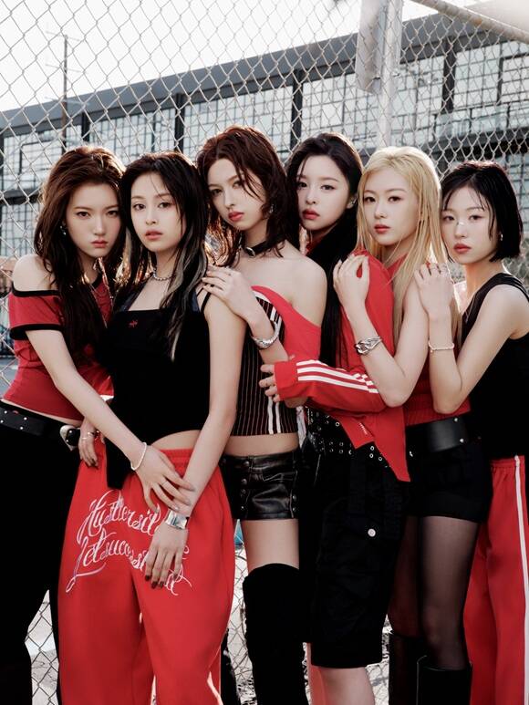 앳하트 서현 케이틀린 미치 나현 봄 아린(왼쪽부터)은 데뷔와 동시에 해외 여러 매체에서도 주목한 K팝 루키다. 이들은 이번 활동에서 기대를 받는 것에 그치지 않고 기대에 부응하는 그룹이 되겠다는 목표를 밝혔다./타이탄 콘텐츠