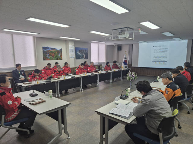 울진군이 봄철 산불 대비 관계 기관 대책 회의를 개최하고 있다. /울진군
