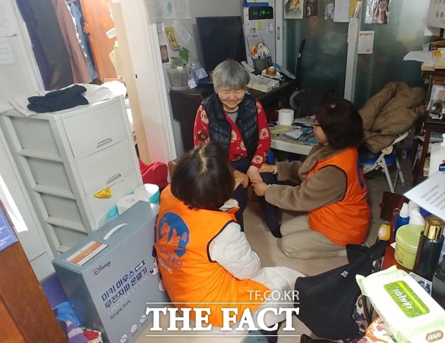 서울시가 고독사 예방을 위해 ‘우리동네돌봄단’의 안부 확인 대상을 50~60대 1인가구 남성까지 확대하고, 스마트 안부확인 서비스와 고립예방 협력체계를 전 자치구로 강화한다. 사진은 이웃 주민이 취약계층 및 고독사 위험가구를 대상으로 돌봄활동을 펼치는 송파구의 우리동네돌봄단 활동 모습. /더팩트 DB