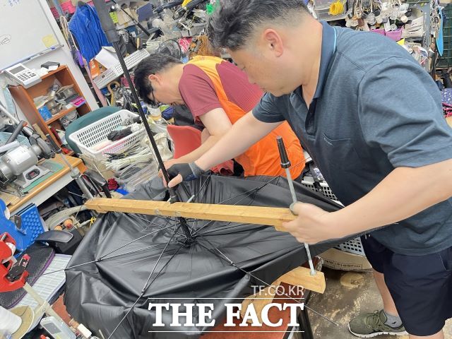 수원시가 3월부터 '2026년 상반기 찾아가는 우산수리센터'의 운영을 시작한다. /수원시