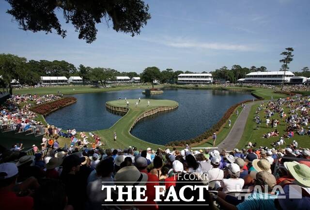 TPC소그래스스타디움코스 17번홀 전경. 모든 선수들을 두려움에 떨게하고 드라마틱한 승부가 펼쳐지는 아일랜드 홀이다./AP.뉴시스