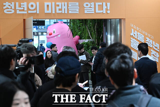 서울 청년 홈&잡 페어가 10일 오후 서울 중구 서울갤러리에서 열려 시민들로 붐비고 있다. /김성렬 기자