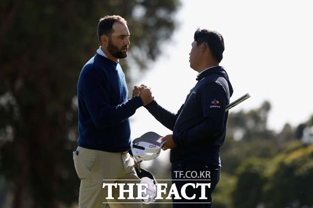 김시우(오른쪽)가 제네시스인비테이셔널 2라운드에서 경기를 마친 뒤 셰플러와 악수를 하고 있다. 김시우는 올해 아메리칸 익스프레스에서 최종 라운드를 선두로 출발했으나 셰플러에게 역전패를 당하고 6위를 마크한 바 있다. /AP.뉴시스
