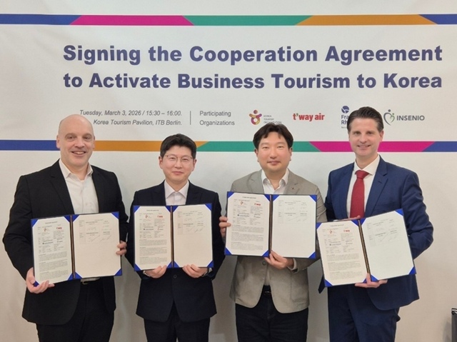 3일 독일 베를린 국제관광 박람회(ITB) 한국관광홍보관 VIP실에서 열린 독일 상용고객 유치 촉진 MOU 체결식에서 (왼쪽부터) 외른 지글러 프랑크푸르트라인마인 유한회사 부사장, 김중택 한국관광공사 프랑크푸르트지사장, 서혁진 티웨이항공 프랑크푸르트 지점장, 요나스 슈미더 인세니오 유한회사 관계자가 기념촬영을 하고 있다. /티웨이항공