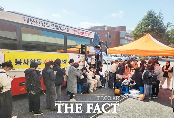 대전과학기술대학교 간호학과가 9일 교내 동방관 앞 주차장에서 대한산업보건협회 한마음혈액원과 함께 '생명나눔 헌혈캠페인'을 진행하고 있다. /대전과기대