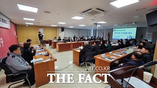 경기도북부자치경찰위원회가 9일 경기 양주시 양주2동 통장협의회를 찾아가 '찾아가는 자치경찰 설명회'를 열고 자치경찰제의 역할과 주요 정책 등을 설명하고 있다. /경기도