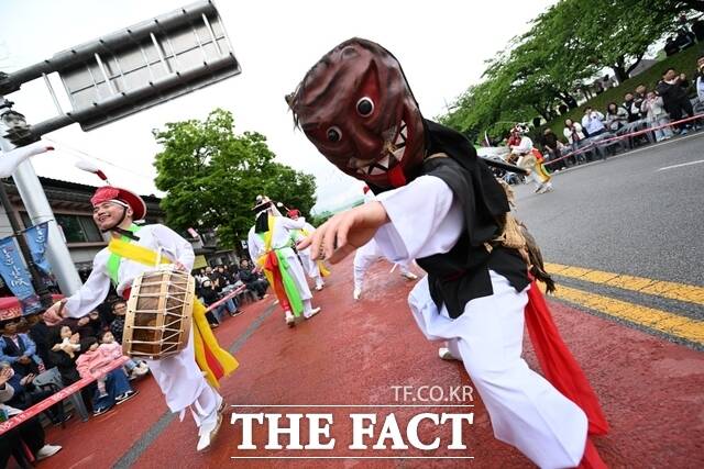 춘향제 대동길놀이 춘향카니발 공연 모습. /남원시