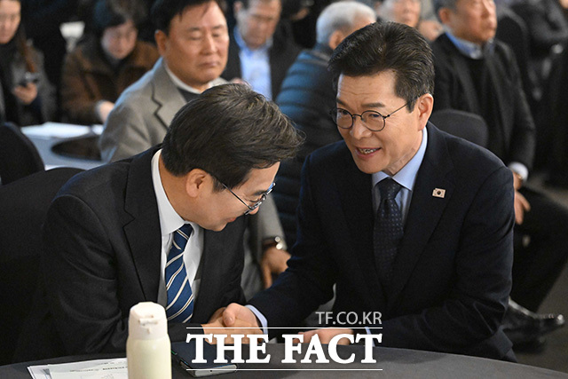 김동연 경기지사와 정원오 더불어민주당 서울시장 예비후보(왼쪽부터)가 악수하고 있다.