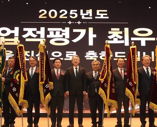 강호동 농협중앙회 회장(가운데)이 10일 서울 중구 농협중앙회 본관에서 열린 2025년도 우수 농축협 시상식에서 종합 업적 평가 최우수상 수상 조합장들과 기념 촬영을 하고 있다. /농협중앙회