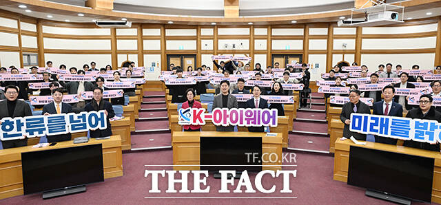 신동욱 국민의힘 의원과 이준석 개혁신당 의원, 이인선 국민의힘 의원, 우재준 국민의힘 의원 등 참석자들이 10일 오후 서울 여의도 국회의원회관에서 열린 K-아이웨어 글로벌 정책협의회 발대식에 참석해 기념촬영을 하고 있다. /국회=박헌우 기자