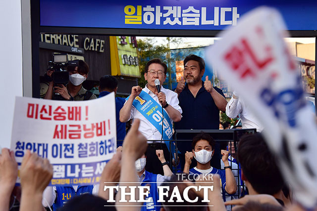 지난 2022년 당시 더불어민주당 이재명 인천 계양을 국회의원 재보궐선거 후보 겸 총괄선대위원장이 5월 31일 인천 계양구 계산역 집중유세에서 지지를 호소하고 있다. /더팩트 DB