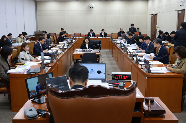 10일 국회 보건복지위원회는 환자기본법안 제정과 환자안전법 개정안 공청회를 열고 이해관계자와 전문가들 의견을 수렴했다. 환자 정책에 환자 참여를 제도화하는 환자기본법 제정과 독립적 환자안전조사기구를 설치해 사고 원인을 규명하는 환자안전법에 대해 논의했다./뉴시스