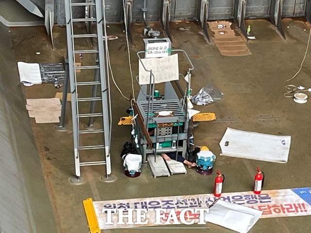 노란봉투법(개정 노동조합 및 노동관계조정법 2·3조)이 10일 시행됐다. 2022년 경남 거제시 대우조선해양(현 한화오션) 옥포조선소 1도크에서 유최안 민주노총 금속노조 거통고지회 부지회장이 옥중투쟁을 하는 모습. /더팩트DB