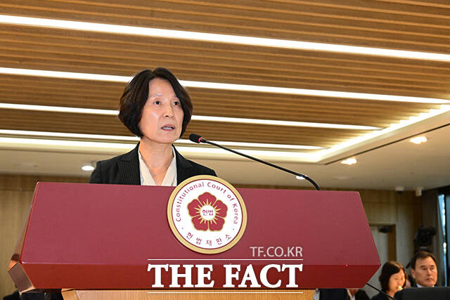 지성수 헌법재판연구원장이 지난해 10월 오전 서울 종로구 헌법재판소에서 열린 국회 법제사법위원회의 헌법재판소, 헌법재판연구원에 대한 국정감사에 출석해 업무보고를 하고 있다./남윤호 기자