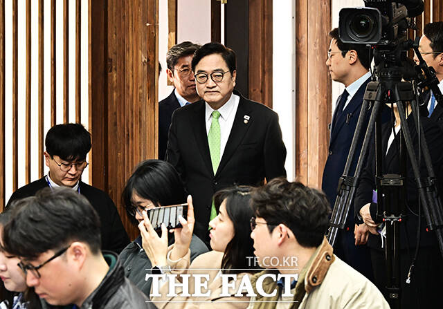 우원식 국회의장이 10일 오전 서울 여의도 국회에서 긴급 기자회견을 열고 개헌과 관련된 발언을 하고 있다. /국회=배정한 기자