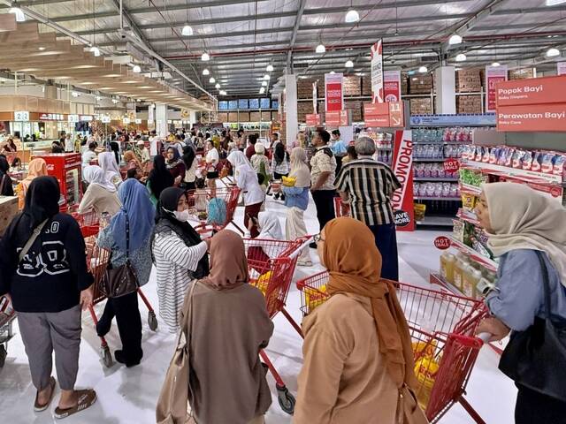 롯데마트 인도네시아 마타람점이 도소매의 강점을 결합한 '하이브리드 매장'으로 재단장한 후 매출과 고객 수 모두 증가했다. /롯데마트