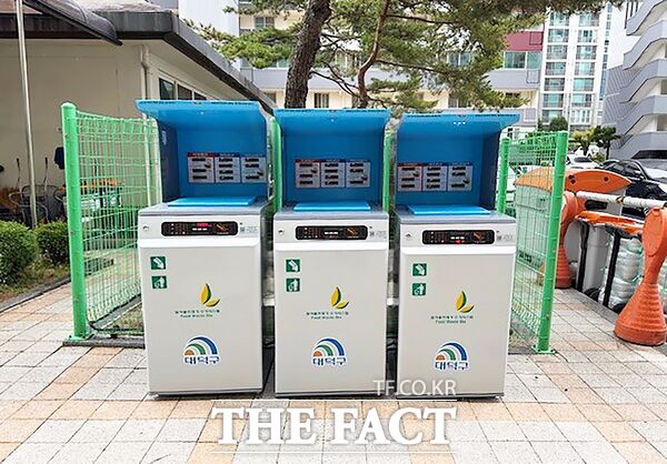대전시 대덕구가 10일 음식물쓰레기 감량과 주거 환경 개선을 위해 전자태그(RFID) 기반 종량기 설치를 확대한다고 밝혔다. 대덕구 공동주택에 설치된 전자태그(RFID) 기반 종량기 모습.  /대덕구