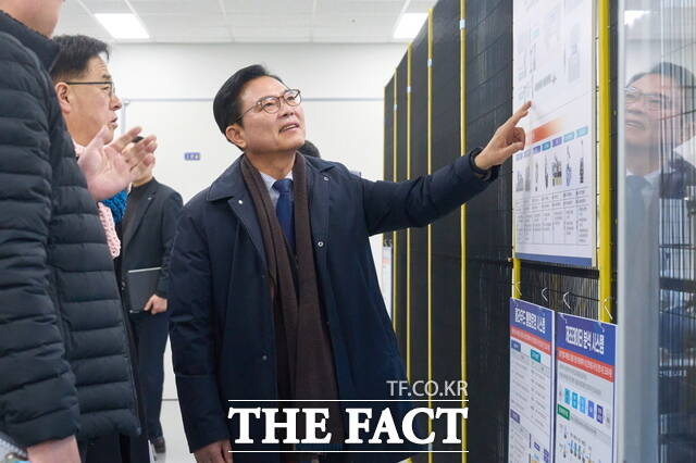 김석필 천안시장 권한대행이 10일 천안아산역 R&D집적지구 사업장을 방문해 추진상황을 점검하고 있다. /천안시