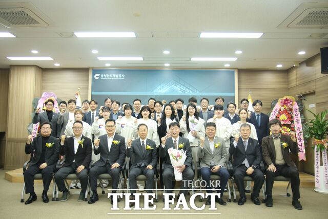 10일 충남개발공사 여자핸드볼선수단 창단식을 마친 후 선수단과 함께 기념촬영을 하고 있다. /충남개발공사