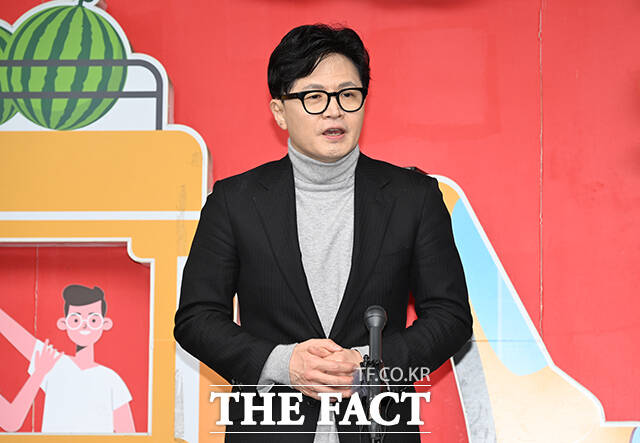 국민의힘이 윤어게인과 선 긋기에 나서면서 한동훈 전 국민의힘 대표의 정치적 셈법이 복잡해졌다. 사진은 지난달 27일 오후 대구 중구 서문시장을 찾아 백브리핑하고 있는 한 전 대표. /박헌우 기자