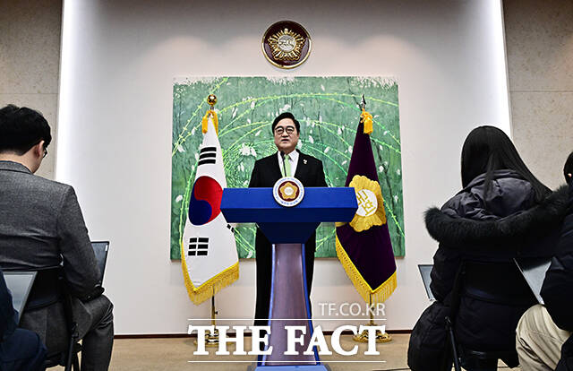 우원식 국회의장이 10일 오전 서울 여의도 국회에서 긴급 기자회견을 열고 개헌과 관련된 발언을 하고 있다. /국회=배정한 기자