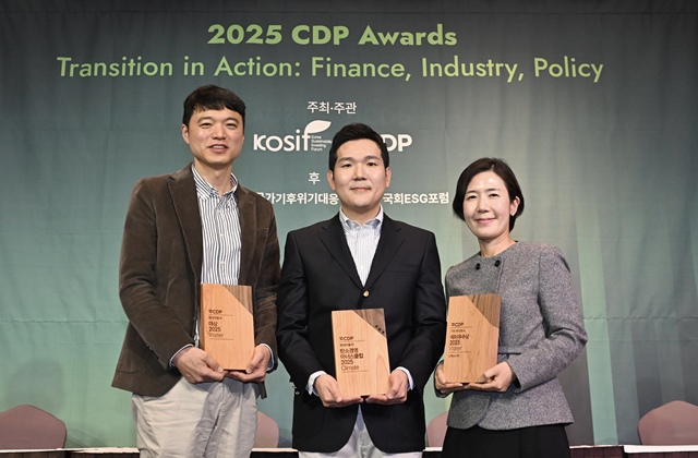 10일 서울 앰버서더 서울 풀만 호텔에서 열린 2025 CDP 코리아 어워드에서 (왼쪽부터)임남수 현대차 안전경영기획팀 팀장, 전현철 현대차 사업개발·지속가능경영실 실장, 이은주 기아 지속가능경영팀 팀장이 기념촬영을 하고 있다. /현대차·기아