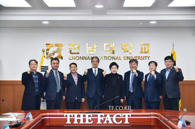 백인숙 여수시의회 의장이 10일 전남대학교 여수캠퍼스에서 이근배 총장과 면담을 갖고 여수캠퍼스 활성화 방안을 논의하고 있다. /여수시의회