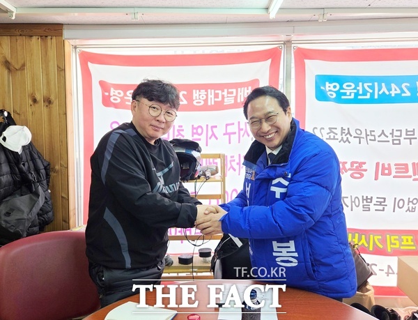 주정봉 대전서구청장 예비후보(오른쪽)와 10일 대전 배달의민족·쿠팡배달 종사자 모임(회장 엄찬호, 왼쪽)과 배달 종사자의 안전하고 친환경적인 배달 여건 조성을 위한 정책간담회를 가졌다. /주 예비후보