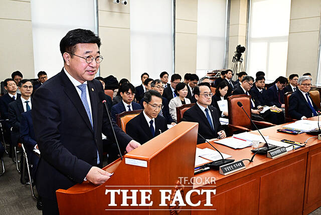 윤호중 행정안전부 장관이 10일 오전 서울 여의도 국회에서 열린 행정안전위원회 전체회의에 출석해 중대범죄수사청 관련 법안에 대한 제안설명을 하고 있다.