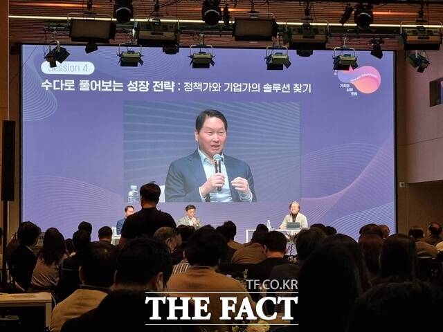 최태원 SK그룹 회장이 새로운 성장 모델에 관해 설명하고 있다. /이성락 기자