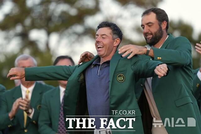 지난해 PGA투어의 가장 상징적인 장면. 2024년 플레이어스챔피언십과 마스터스를 우승한 세계 랭킹 1위 셰플러(오른쪽)는 지난해 이 두 대회 모두 맥길로이에게 우승컵을 인계한 바 있다. 사진은 마스터스 시상식에서 셰플러가 그린 재킷을 입혀주는 모습./AP.뉴시스