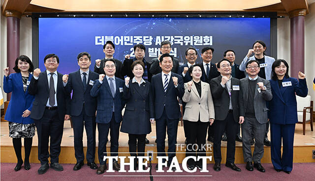 정청래 더불어민주당 대표와 이언주 더불어민주당 수석최고위원 등 참석자들이 10일 오전 서울 여의도 국회의원회관에서 열린 AI강국위원회 발대식에 참석해 개회사를 하고 있다. /국회=박헌우 기자