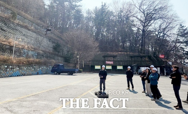 대전시설관리공단이 10일 해빙기 취약 시설에 대한 안전사고 예방을 위해 사람의 접근이 어려운 위험 구간에 드론을 활용해 현장 안전 점검을 실시했다. /대전시설관리공단