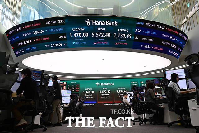 이날 이란 전쟁이 마무리 될 거란 기대감에 원/달러 환율과 코스피·코스닥이 모두 안정되는 모습을 보이고 있다.