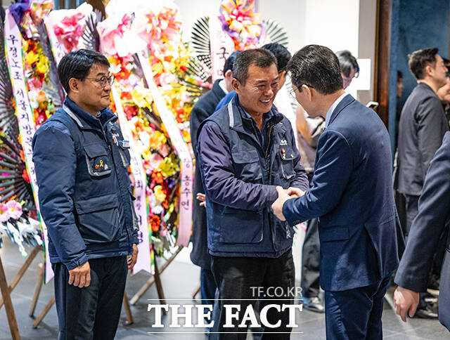 창립 80주년 기념식에 앞서 노동자들과 인사하는 정원오 예비후보. /정원오 서울시장 예비후보 캠프