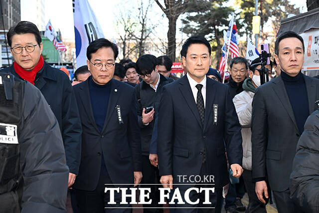 절윤 내용이 담긴 결의문 발표 이후 당내에서는 인적 쇄신 등 후속 조치를 요구하는 목소리가 이어지고 있다. 장 대표 얼굴로는 선거를 치르기 어렵다며 조기 혁신 선거대책위원회 체제로 전환해야 한다는 주장도 제기된다. /남용희 기자