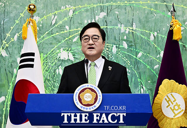 우원식 국회의장이 10일 오전 서울 여의도 국회에서 긴급 기자회견을 열고 개헌과 관련된 발언을 하고 있다. /국회=배정한 기자